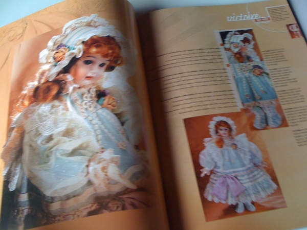 Poupée En Porcelaine Mundia - Vintage - Très Bon État