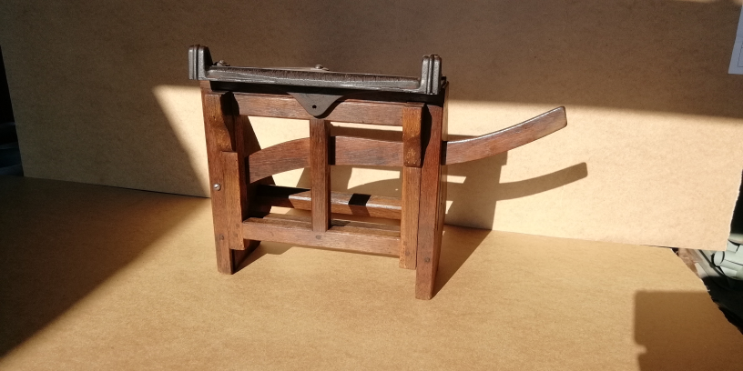 ANCIEN FER A REPASSER A BRAISE FONTE ET BOIS : ART POPULAIRE