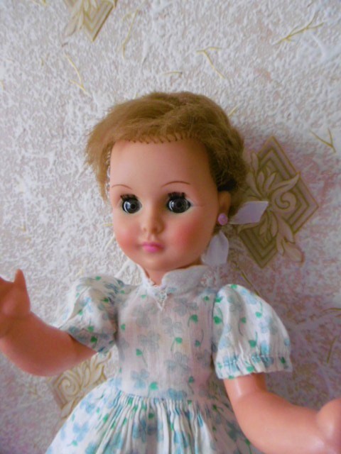 PAR AMOUR DES POUPEES : Poupée Bella de la reine Fabiola RESOLU