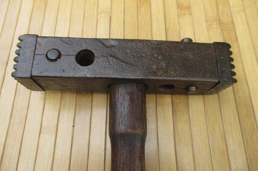 Outil De Tailleur De Pierre 4 Lettres