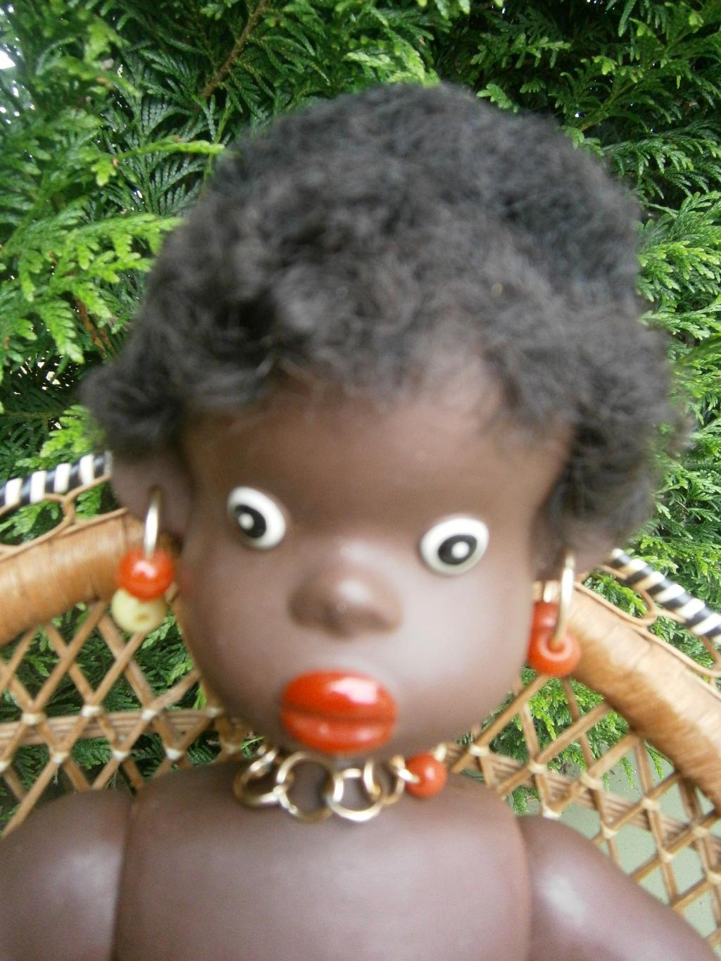ANCIENNE PETITE POUPÉE Noire celluloïd transformée en broche