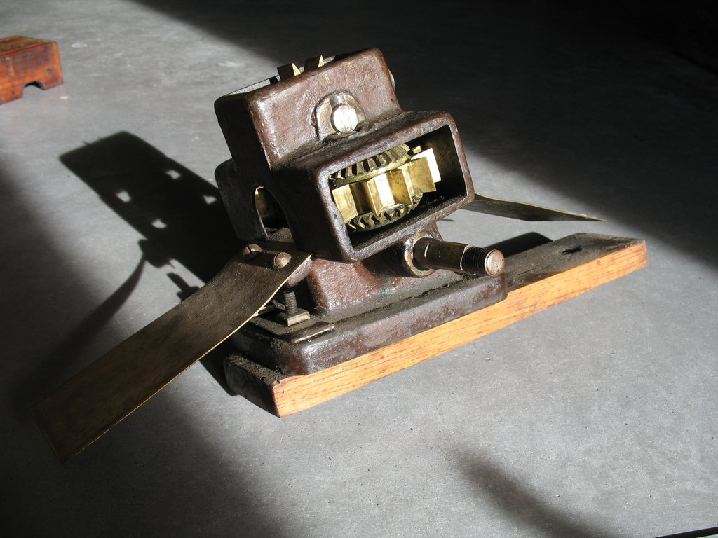 Outil Ancien : Machine à Avoyer Les Scies Ruban - Art Populaire