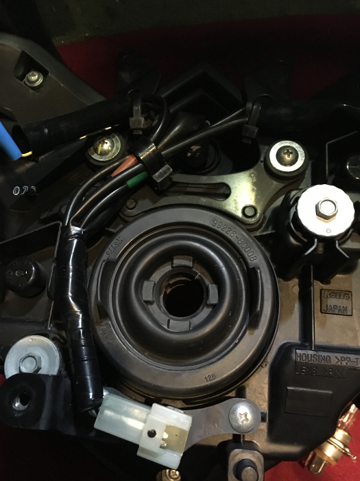 Yamaha XJ6 [TUTO] Changement ampoule + veilleuse phare avant par LED