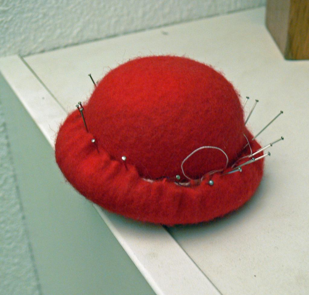 Les Poupees D'autrefois - TRES BEAU CHAPEAU POUR BLEUETTE EN TRES BON ETAT