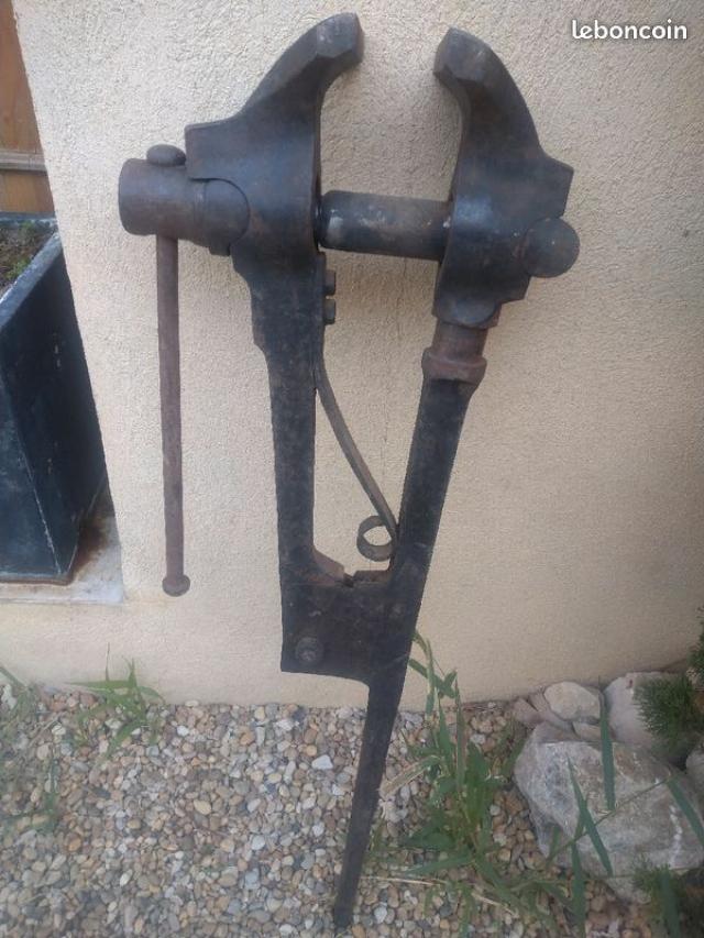 OUTILS ANCIENS ART POPULAIRE Un tau Pied Mais Rotules outils-anciens-art-populaire-un-tau-pied-mais-rotules