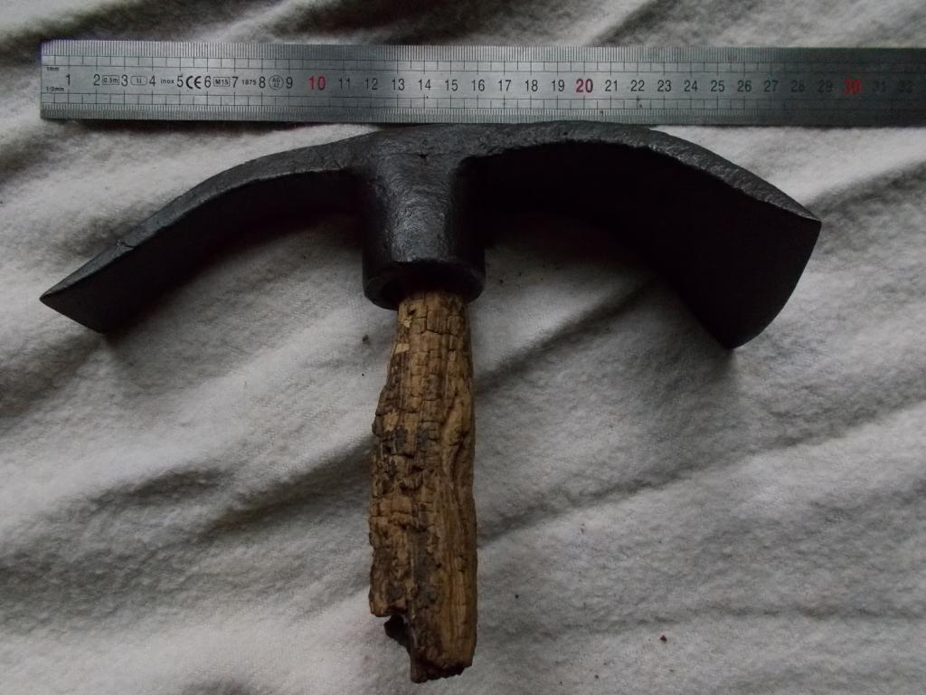 Collection d'outils agricoles anciens, la vie d'un village - La terre