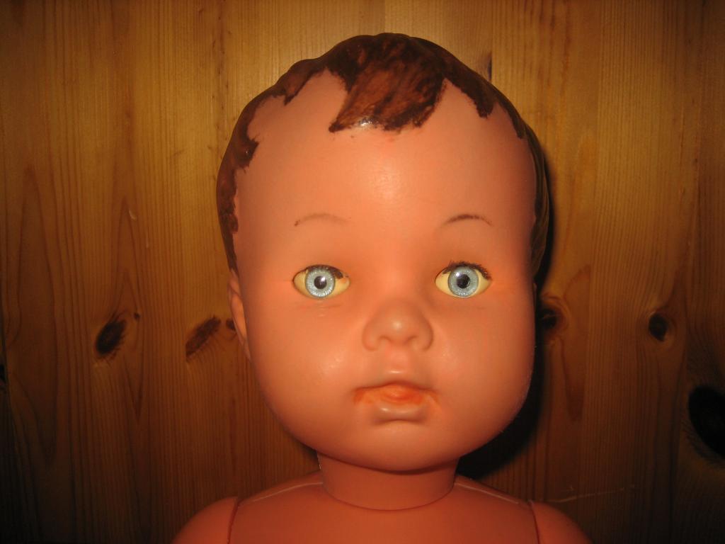poupon avec cheveux au corps souple