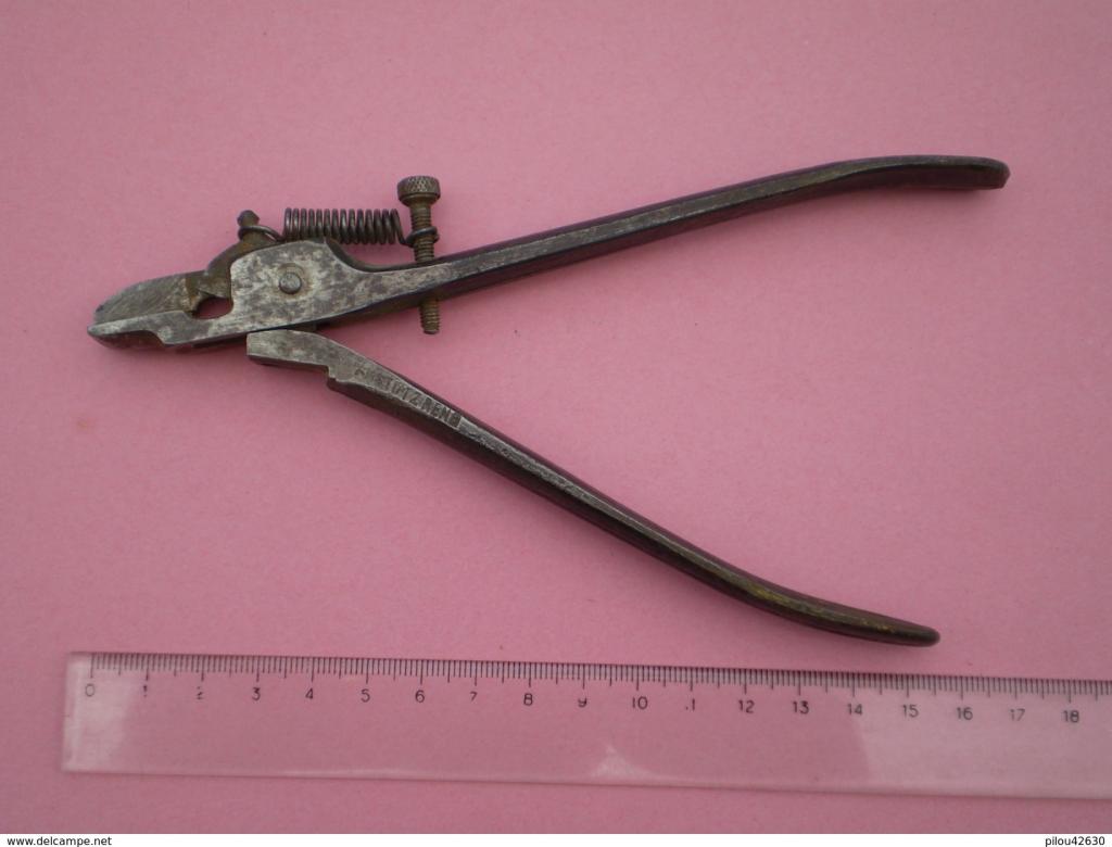 Outil Ancien : Machine à Avoyer Les Scies Ruban - Art Populaire