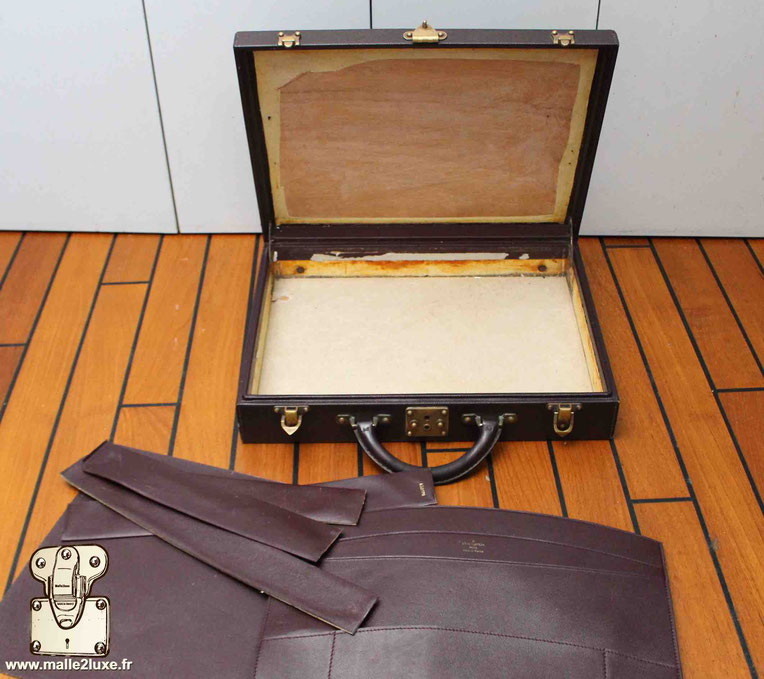 Valise de la marque Louis Vuitton aménagée pour 50 montres avec sa clé