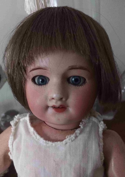Poupée ancienne en porcelaine avec lit ancien – SFBJ PARIS FRANCE TÊTE N°7 - Collection