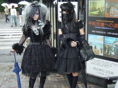 Ici la poupée est tout de noir vêtue, parfois quelques couleurs, mais le tout reste très sombre. Les formes ne sont plus vraiment les mêmes puisque ici le