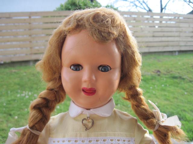 Une poupée Gégé en rhodoïd – Années 50 – Ma collection de poupées