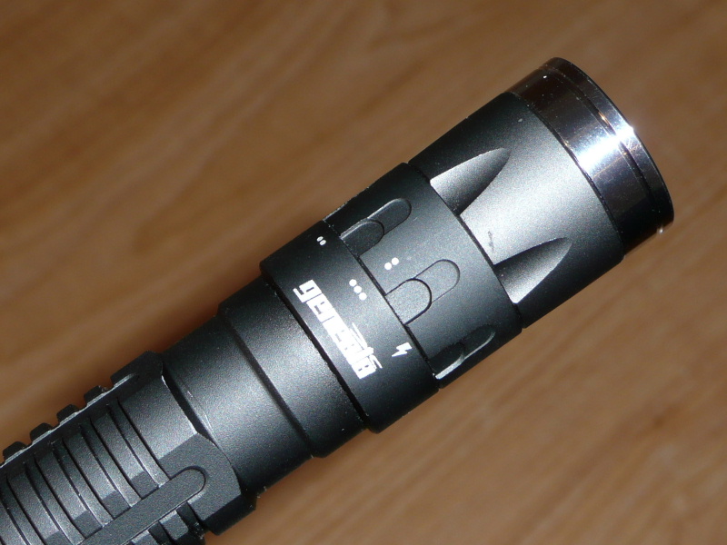 Lampe à LED tactique Genesis à 2 piles "AA". Genesis-8-436a276