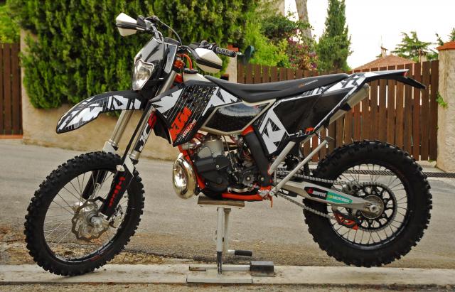 Je donne également la selle KTM dalla valle, le kit plastique avec la déco factory DHL d\u0027origine ayant servit et des filtres à air.