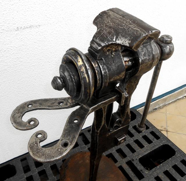 Ancien étau De Forgeron En Fer Forgé Sur Pied Haut - Hauteur 105 Cm