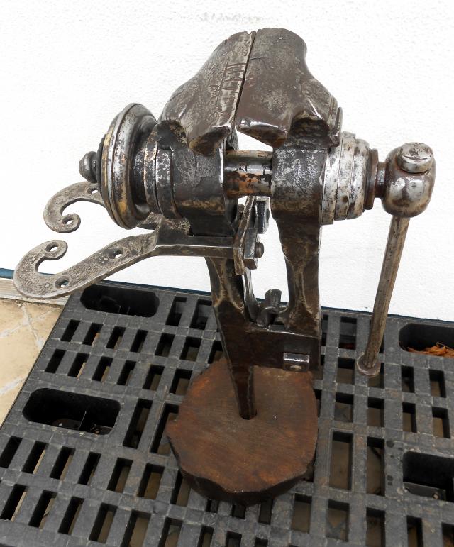 Grand étau De Forgeron En Fer Forgé - Ancien, Avec Pied De Parasol - Hauteur 105 Cm