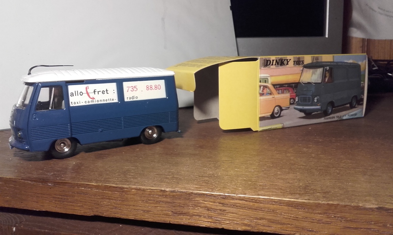 Camionnette Peugeot J7 Taxi Dinky Toys Atlas - Miniature Neuve Collection