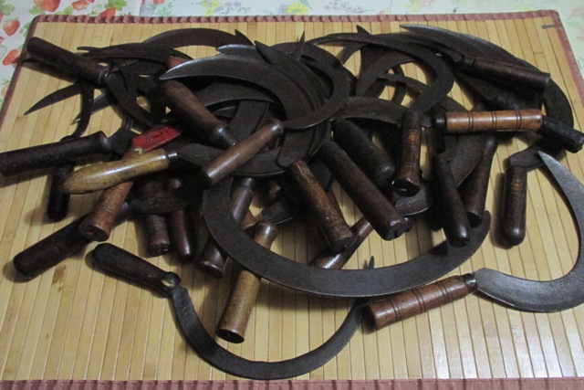 OUTILS ANCIENS - ART POPULAIRE : PAS UNE FAUCILLE
