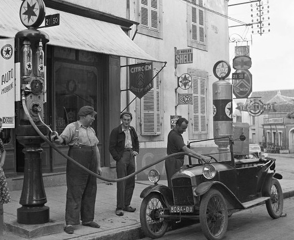 Topic des nouveautés - Page 11 Aa5pompe_essence_france_1947-20e8c51