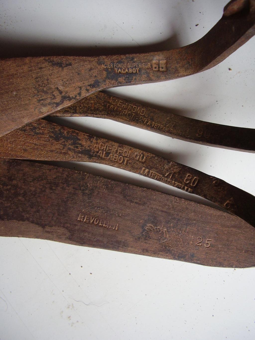 Collection d'outils agricoles avec faucilles, lames de faucille, haches