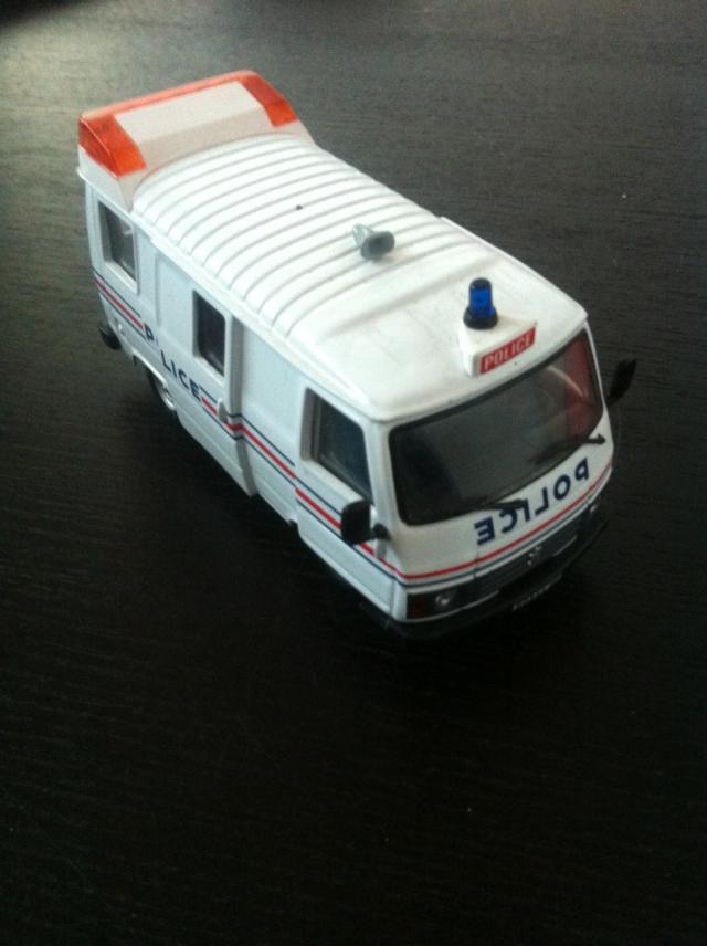 Miniature Norev 1/43 - Peugeot J7 Ambulance - État Neuf Sous Blister