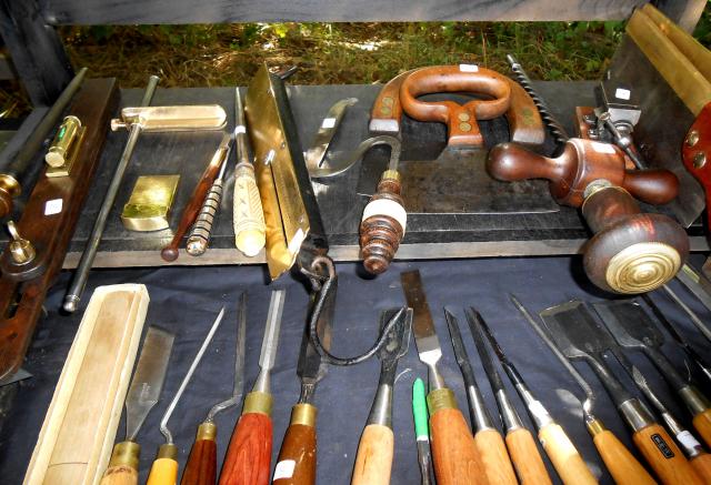 Photo vente d'outils anciens sur un stand de brocante | Adobe